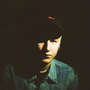 脱了老女人的白色内裤一点点进入视频
